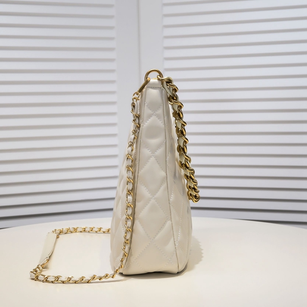 シャネルバッグ背面デザイン